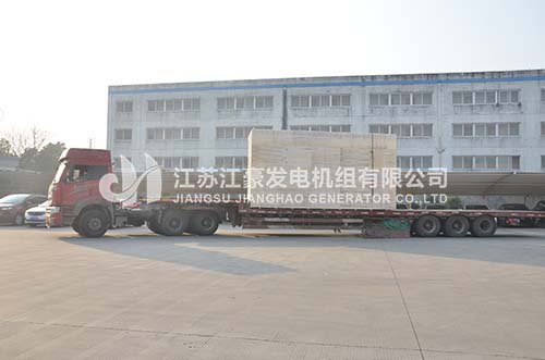 一臺650KW康明斯配馬拉松自啟動低噪音發(fā)電機(jī)組出口