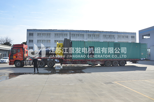 一臺2000KW玉柴配英格高壓集裝箱防雨罩發(fā)電機(jī)組發(fā)貴州