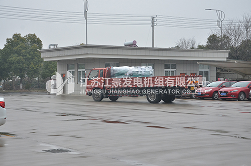 一臺(tái)180KW、一臺(tái)150KW康明斯發(fā)電機(jī)組發(fā)福建